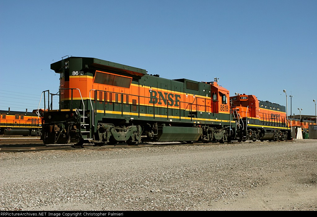 BNSF 8618 and BNSF 1211